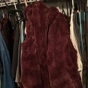 This is a good looking vest very comfortable . Looks good on .